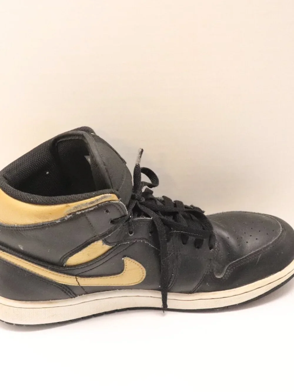 Nike Air Jordan Men's  Top Sneakers Black Gold Size 10 • Brand: Nike